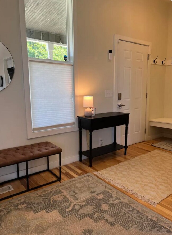 Charming 2 Bedroom Just Minutes from the O... House House Rental in