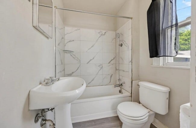 Photo - 815 W 5th St