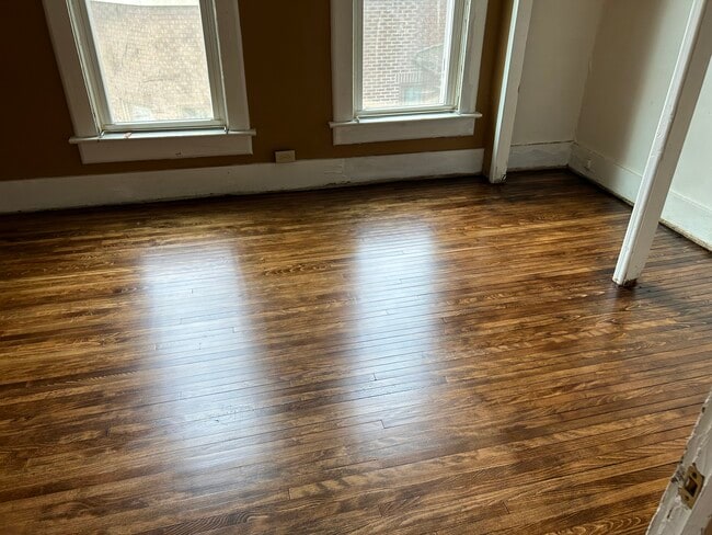 Pisos de madera bellamente renovados - 2109 N 10th St