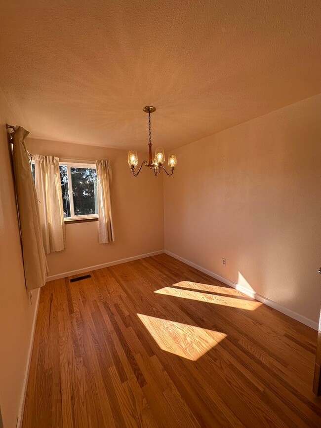 Photo - 3 Bedroom 1 bathroom home in Mukilteo