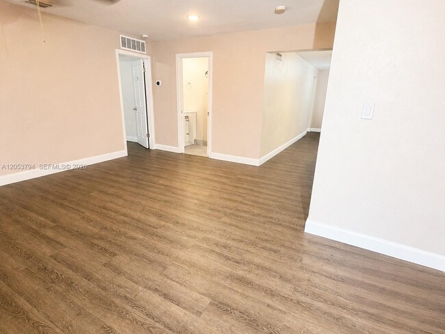 Photo - 985 SW 10th St Unit 3