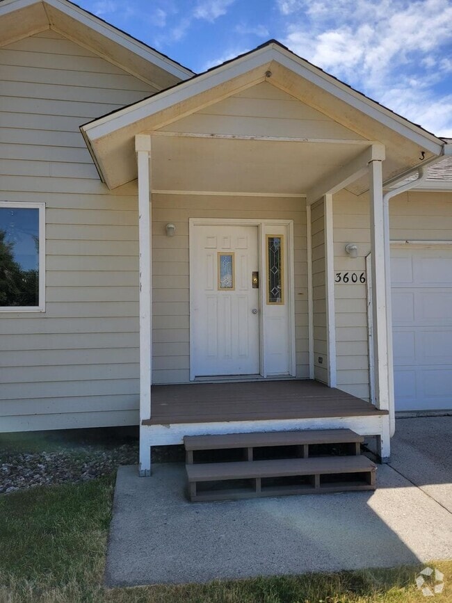 Building Photo - 2 Bed, 2 Bath Duplex with fenced yard in B... Rental