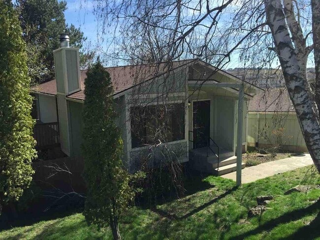 Building Photo - 221-223 NW Sunrise Dr. Unit 221