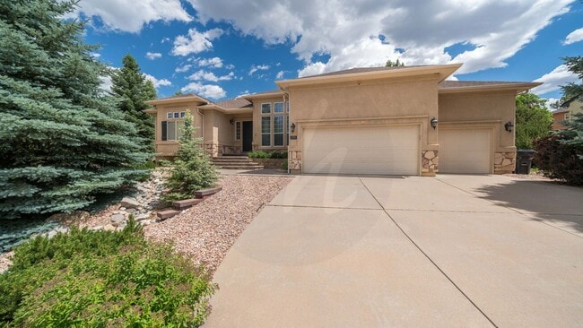 Building Photo - Gorgeous Rancher Located in University Bluffs