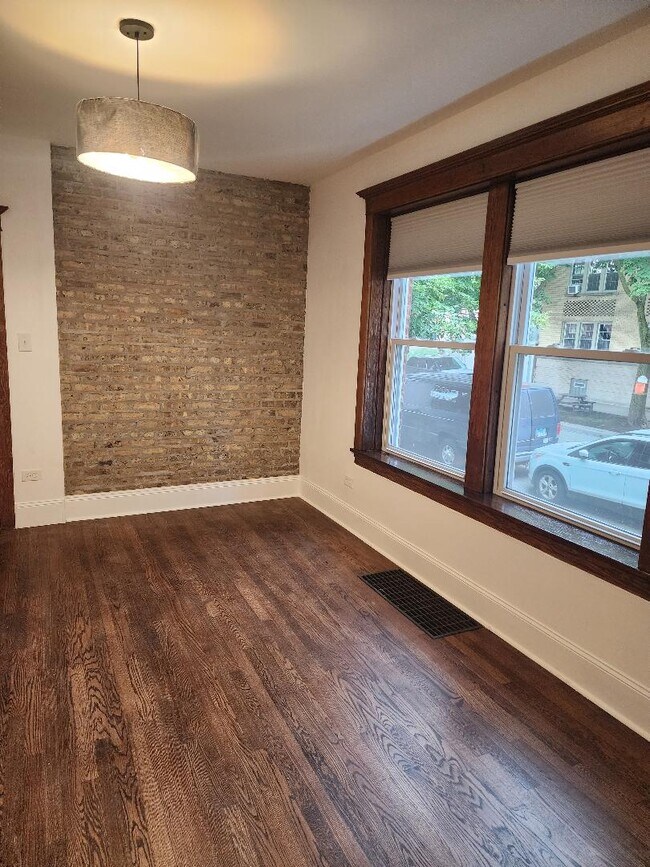 Building Photo - 2507 W Belle Plaine Ave Unit 1E Rental