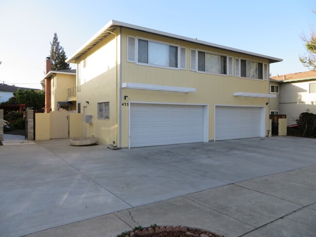 Front of building - 433 Vasquez Ct Unit 4