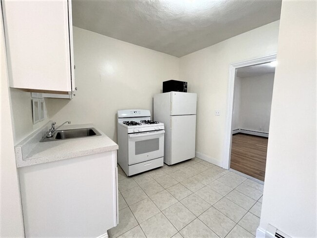 Building Photo - 3 Cedar Square Unit 3