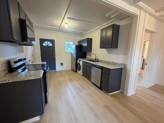595-595 Highland Ave NE Unit 585  Highland Ave NE