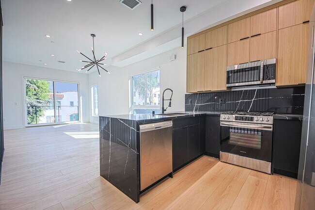 Photo - 715 N Gramercy Pl Unit # 715