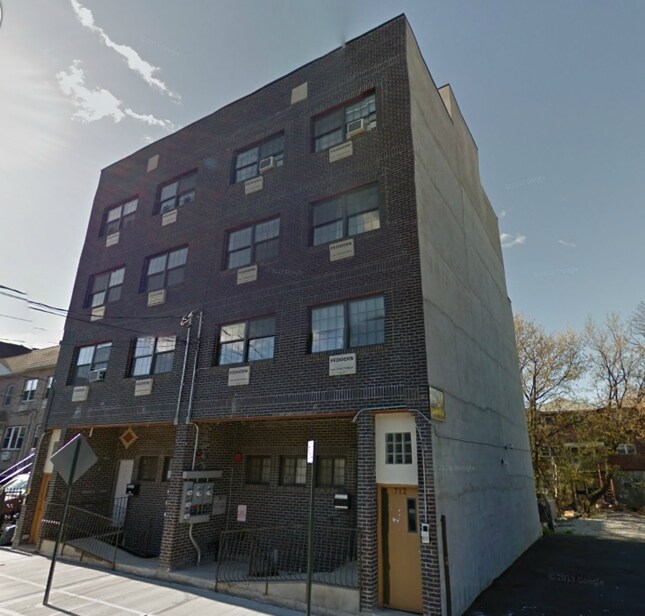 Photo - 712-714 E 214th St Apartments