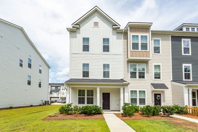 Building Photo - 4 Bedroom, 3.5 Bathroom Townhome in Foxbank Plantation - Moncks Corner