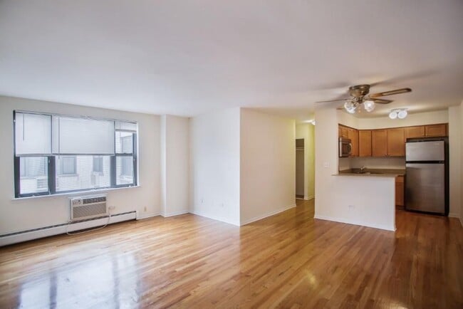 Building Photo - 525 W Oakdale Ave Unit 505