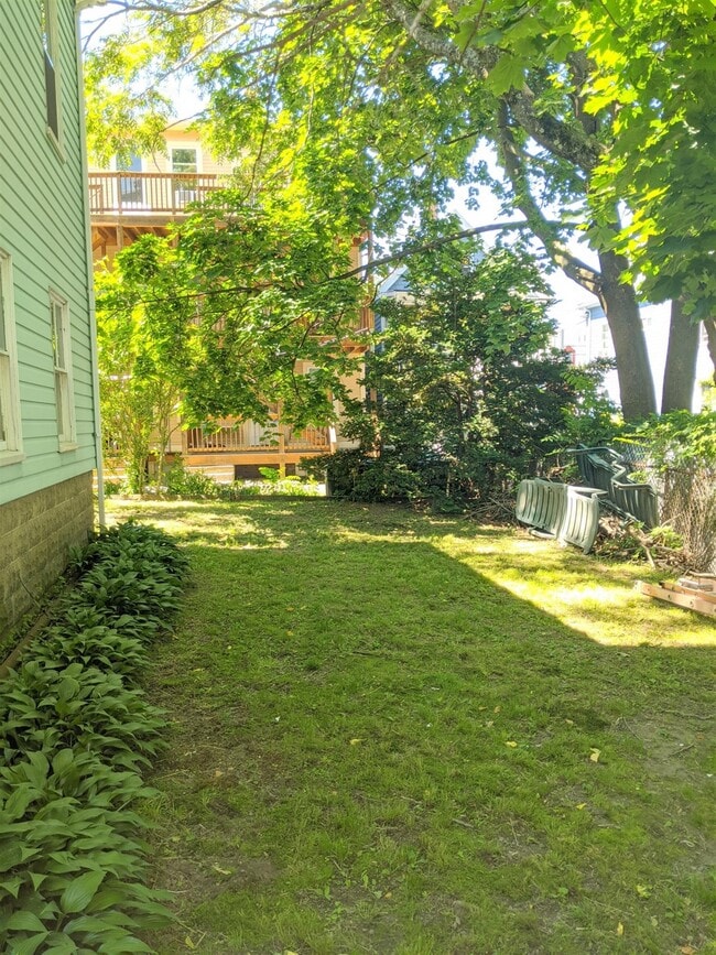 Building Photo - 64 Linden Ave Unit 2