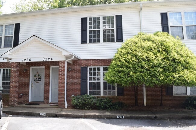 Building Photo - $1,150 | 2BR/1.5BA Townhouse – Spacious, P...