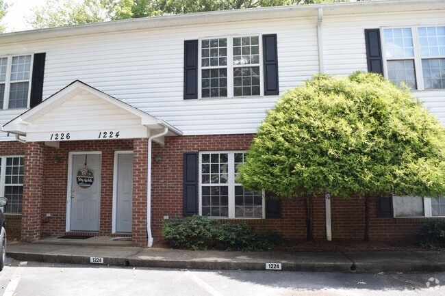 Building Photo - $1,150 | 2BR/1.5BA End Unit Townhouse – Sp...