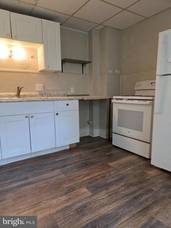 Photo - 208 W Railroad St