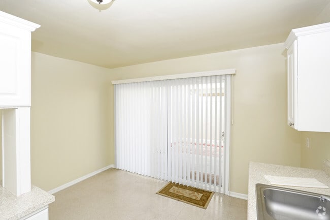 2BR, 1BA - 900 SF