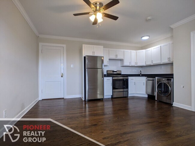 Building Photo - 3345 N Marshfield Ave Unit 302