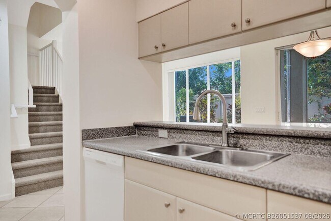 Building Photo - 606 W Circle Dr