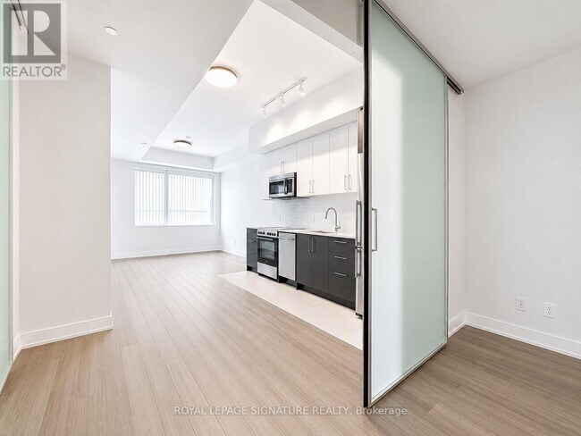 Photo - 664 Spadina Ave. Unit 903