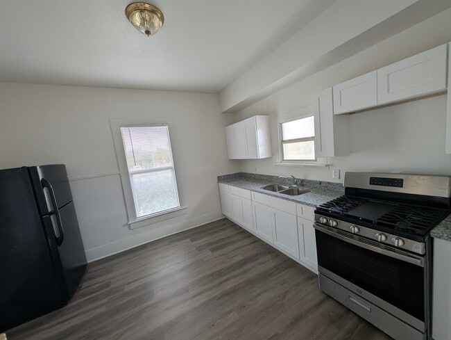 Building Photo - 403 Cowling St Unit 3