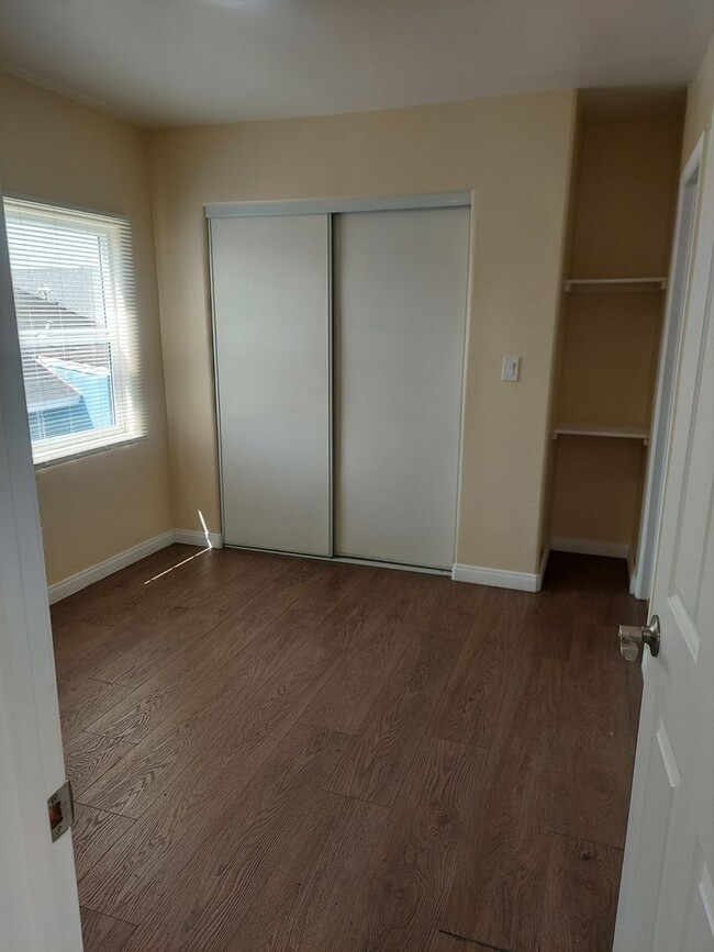 Building Photo - 149 W 47th Pl Unit 151 1/2 Rental