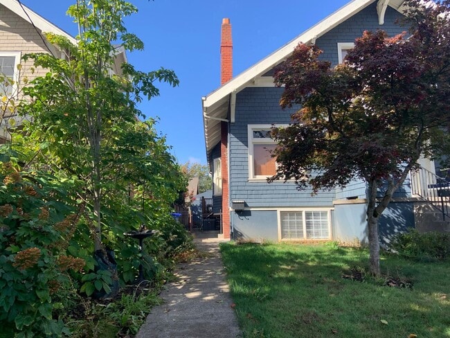 Building Photo - Large Private Bedroom / Furnished! Beautif... Unit B - 2