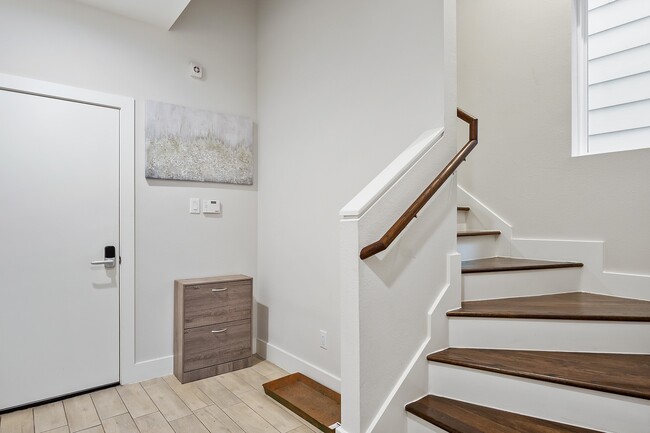 Building Photo - 2106 Dennis St