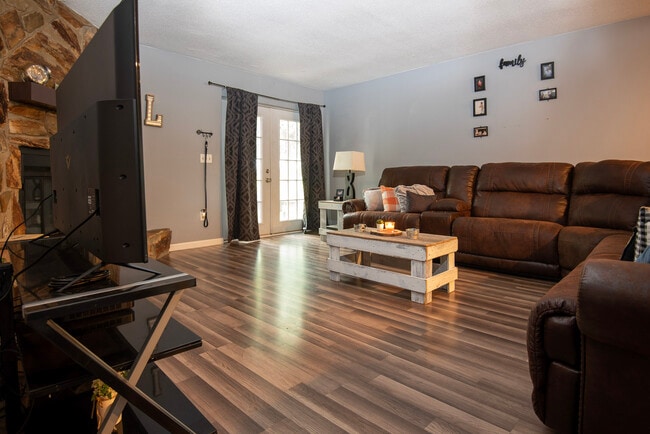 Photo - 303 Chesswood Dr