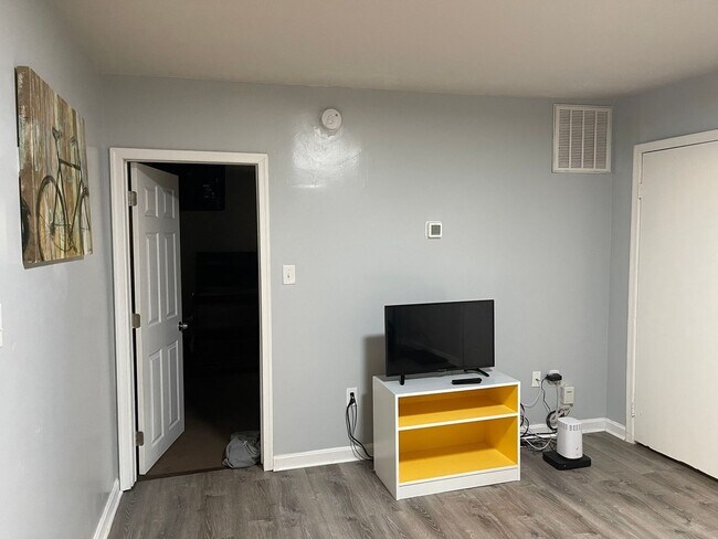 Photo - Spacious 1 Bedroom & den, 1 bath in Brandy...