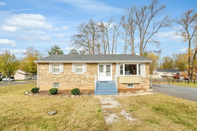 Front View - 900 E Tantallon Dr