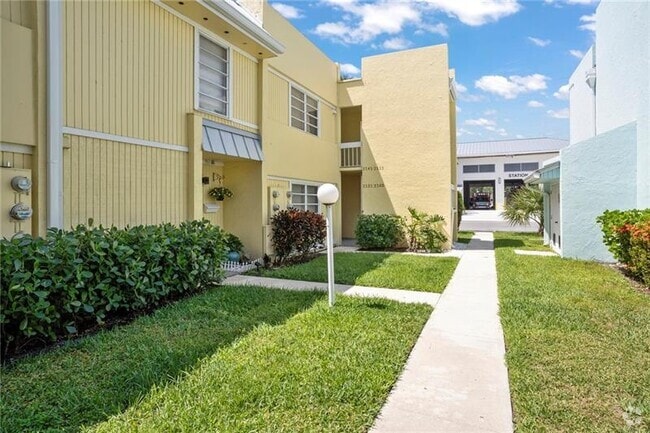 Building Photo - 2141 NE 36th St Rental