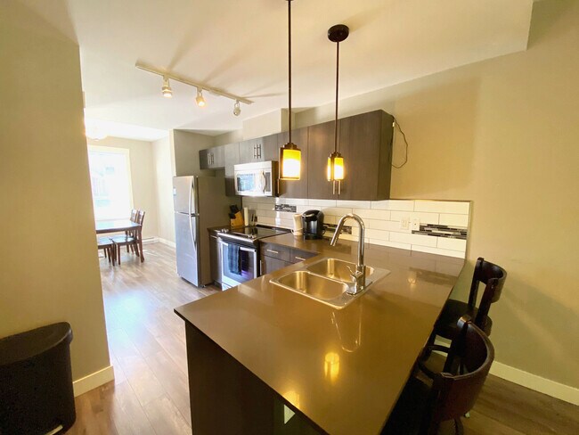 Photo - 110-110 Baxter Ave