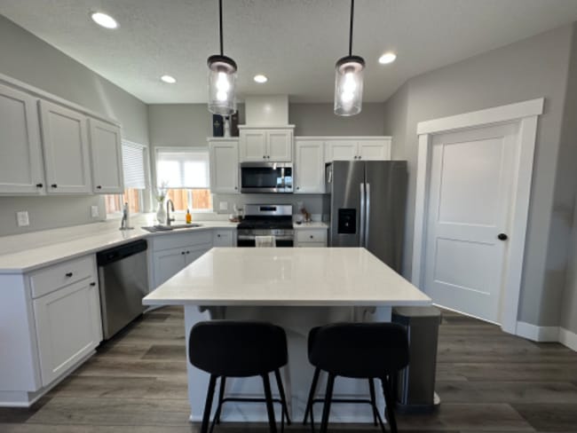 578 Evelyn Vly St SE