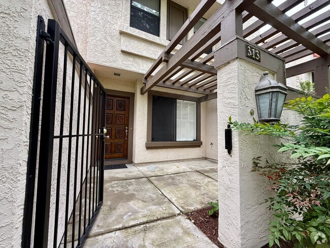 Building Photo - 3 Bedroom 2.5 Bathroom Townhouse Near Down...