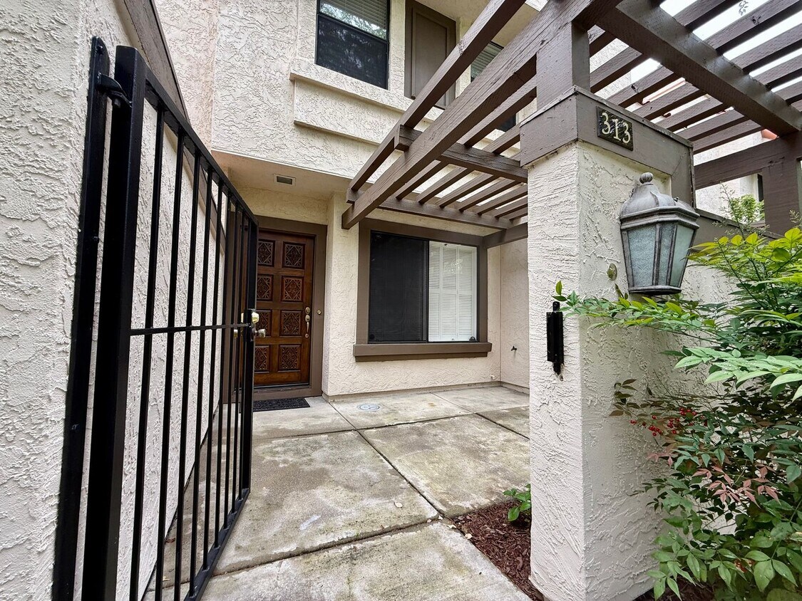 3 Bedroom 2.5 Bathroom Townhouse Near Down... - 3 Bedroom 2.5 Bathroom Townhouse Near Down...