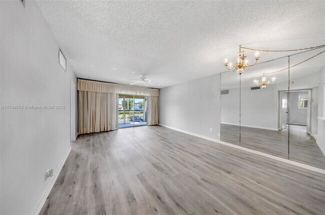 Photo - 257 S Cypress Rd Unidad 425A
