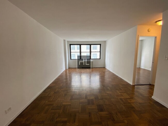 Building Photo - 5 AVENUE