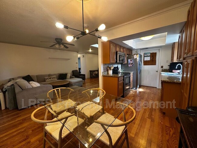 Photo - 910 Sycamore Ln