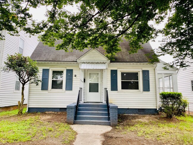Photo - Adorable 2bdrm/1bth Bungalow Conveniently ...