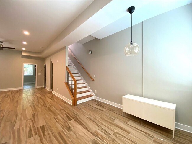 Photo - 1566 New St NE