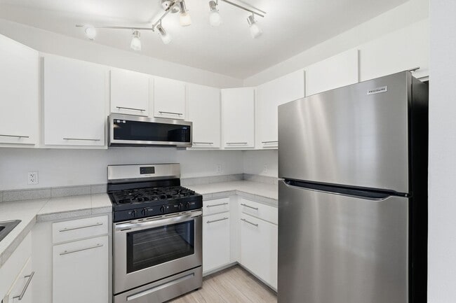 Photo - 816 E 10th St