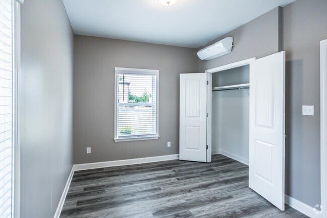 2 BR, 2 BA - 1000 SF