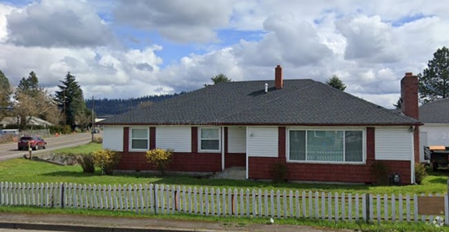 Building Photo - Large 4 Bedroom 2 Bath 1 Story Home with L...