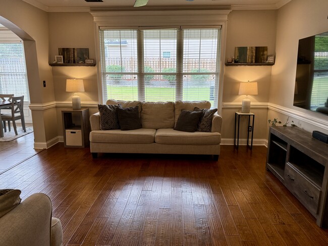 Photo - 633 Dunrobin Ln