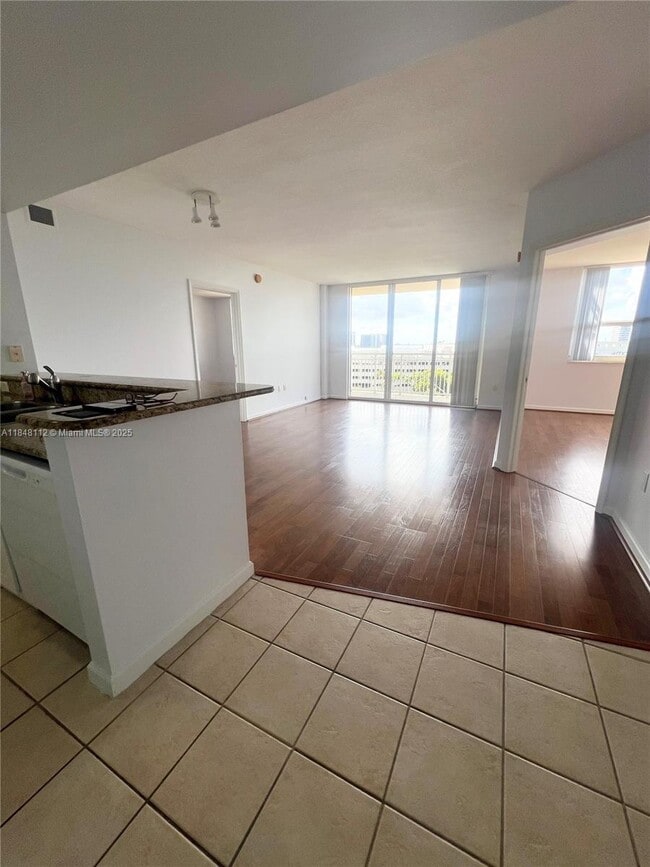 Photo - 19501 W Country Club Dr Unidad 712