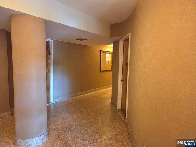 Photo - 2345 Linwood Ave Unit LG