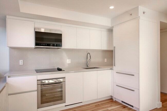 Building Photo - 3460 Rue Peel Unit 507