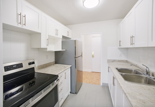 Photo - Large, Bright, Renovated 3 BD in PRIME Etobicoke! Unit 3 BD