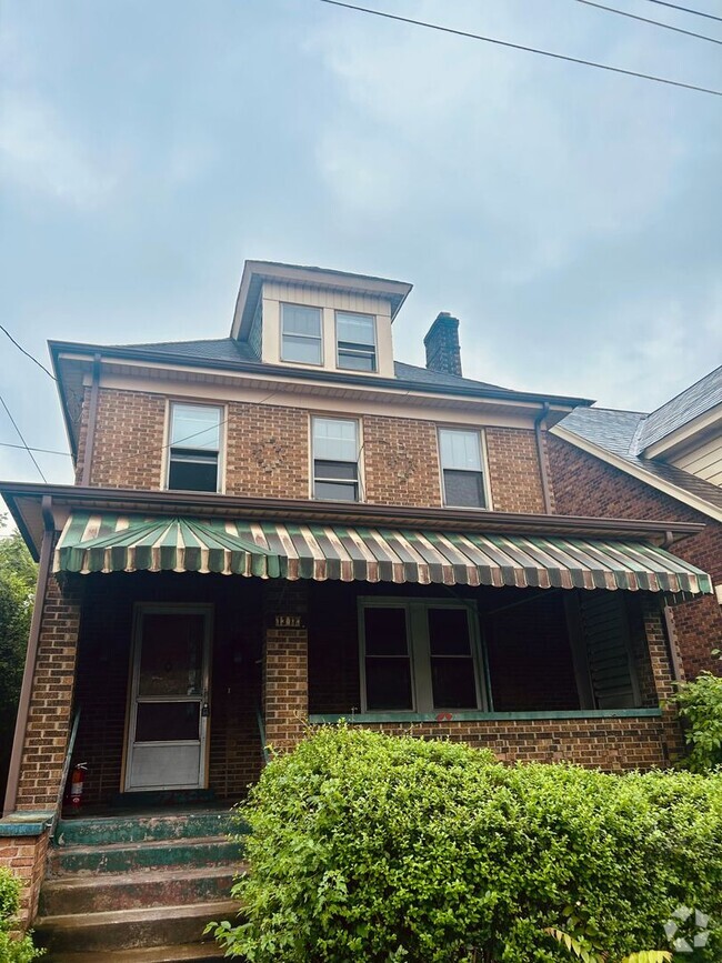 Building Photo - Available Now! Spacious 4 Bedroom Home in ...